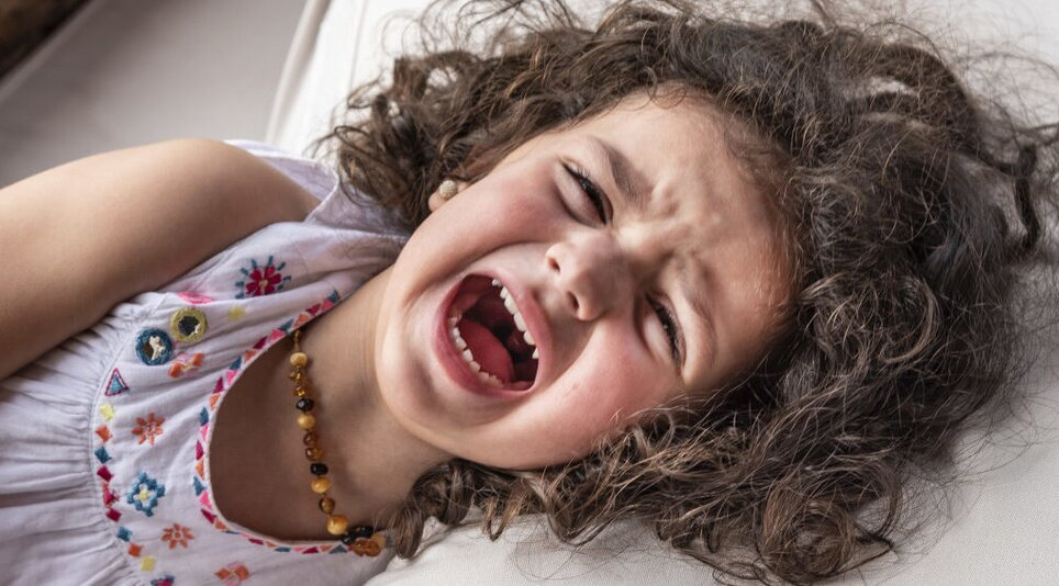 Staljenje otrok: Znanstvene ugotovitve in praktični nasveti